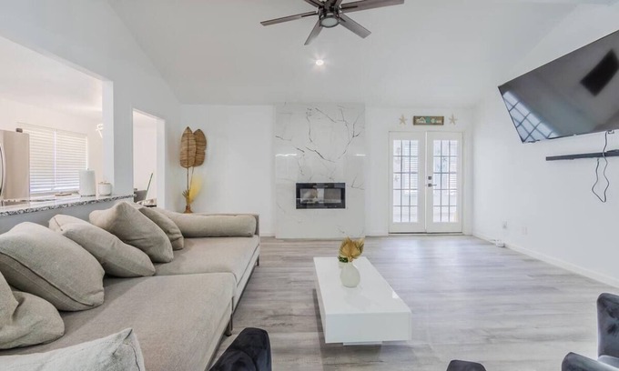Plano House | Recently remodeled luxury house with heated pool