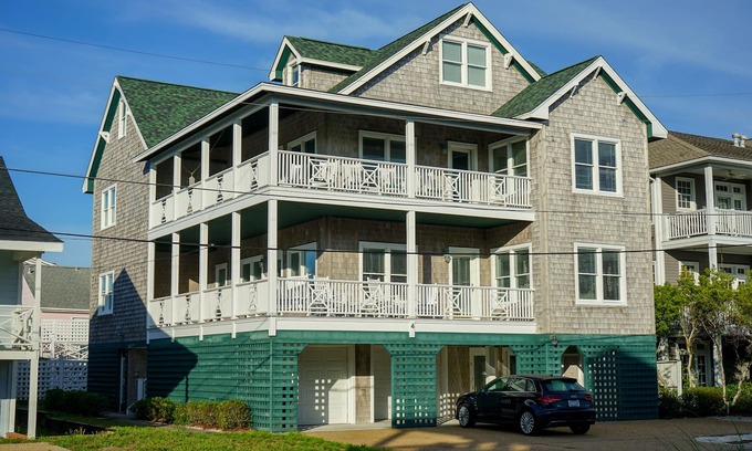 Wrightsville Beach House | Recently-renovated 6 BR Townhome Steps from the Beach