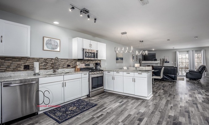 Oglesby House | Recently Updated 2bd, 2ba only 1 mile from Starved Rock