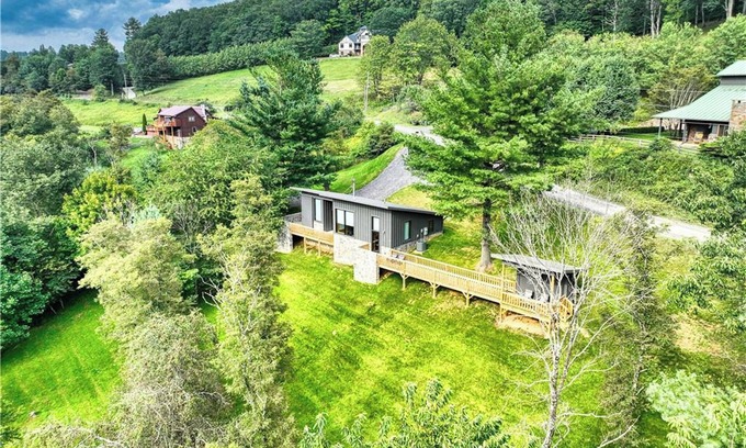 West Jefferson Cabin | Recharge in the High Country - WiFi, Comfort & Mtn Serenity @Enchanted Escape