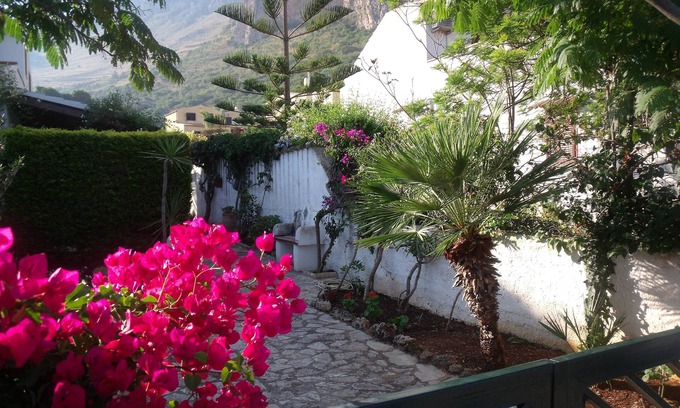 Macari Villa | Red bougainvillea - sea view - 2 steps from the bay. Parking - WiFi
