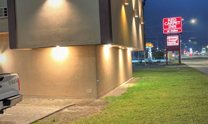 Montgomery Hotel | Red Carpet Inn & Suites Calgary