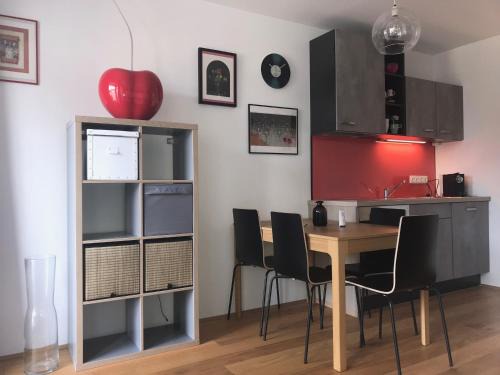 Donaustadt Apartment | Red Flower Apartment with Pool - 5 min to Lake
