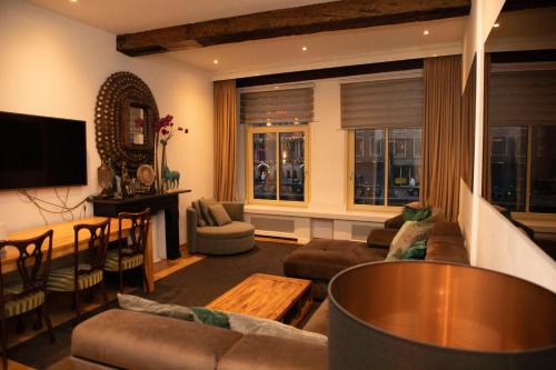 Red Light District Bed & Breakfast | Red light district B & B canal view