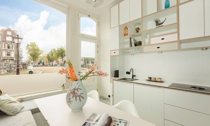 Burgwallen Nieuwe Zijde Bed & Breakfast | Red Ox - Super Central Canal View Rooms