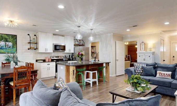 Bryan Apartment | Red Robin House ~ Aggieland Vacation Rentals