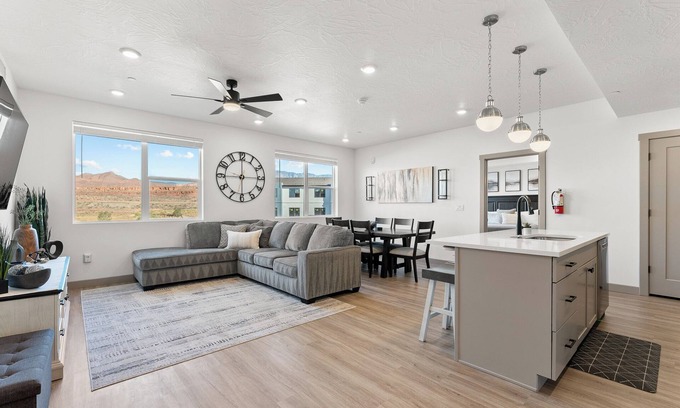 St. George Condo | Red Rock Haven: Resort Indoor/Outdoor Pool, Basketball + Pickleball Equipment!