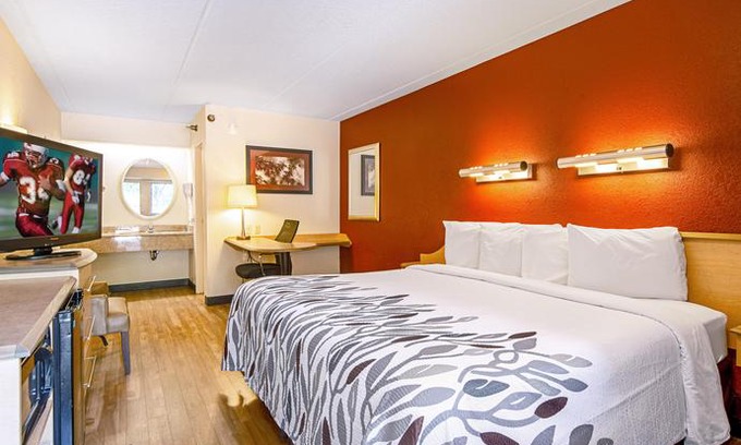 White Hall Hotel | Red Roof Inn Fairmont