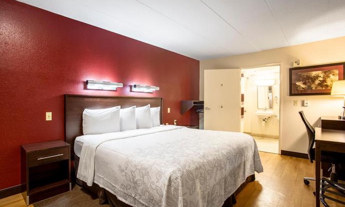 Lakeview Hotel | Red Roof Inn PLUS+ Washington DC - Manassas
