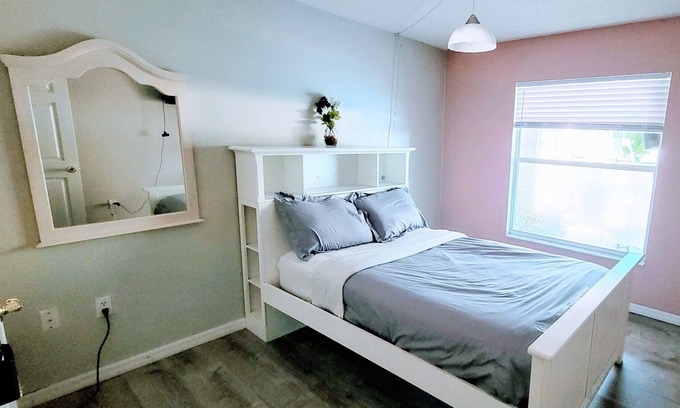 Greater Groves Bed & Breakfast | Red Sunset- Private Bedroom with pool near themed and state parks and more