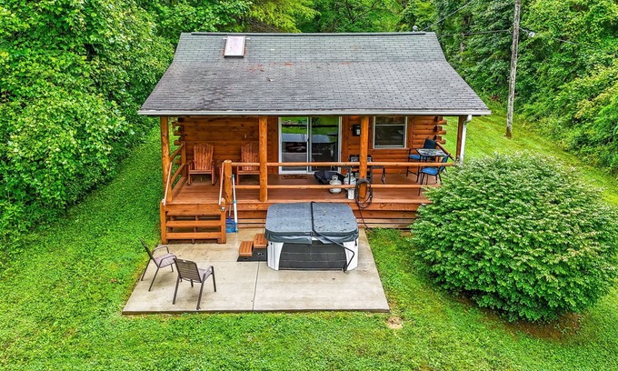 Nelsonville Cabin | Redbud - Cozy Cabin with Relaxing Hot Tub!