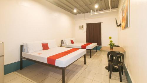 Loyola Heights Hotel | RedDoorz at Crowne One Condo