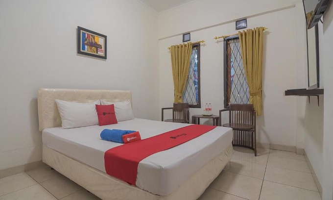 Bandung House | RedDoorz @ Buah Batu 4