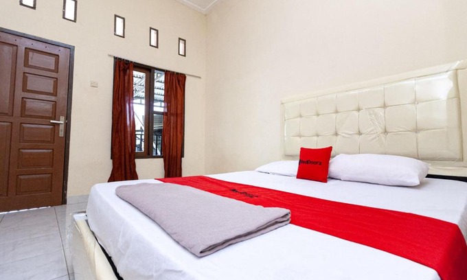 Jambi Hotel | RedDoorz @ Jalan Sidomuncul 2 Jambi