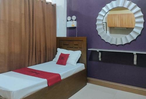 Naga Hotel | RedDoorz near Colgante Bridge Naga City
