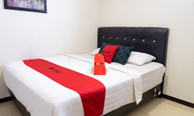 Bandung Hotel | RedDoorz Near Setrasari Mall 4