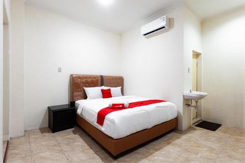 Medan Hotel | RedDoorz near Yuki Simpang Raya Mall Medan 2