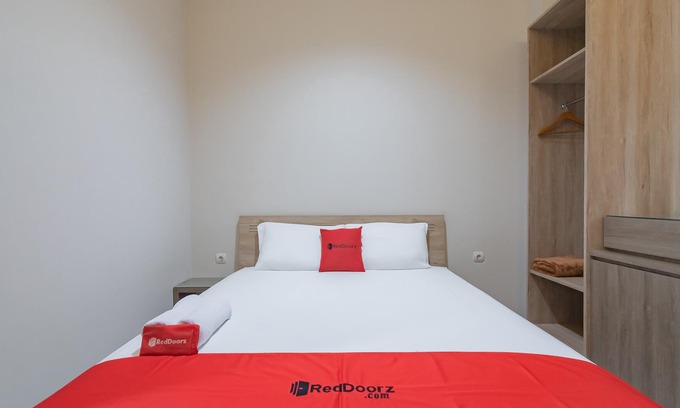 West Cirebon Hotel | RedDoorz Plus @ Cirebon City Center