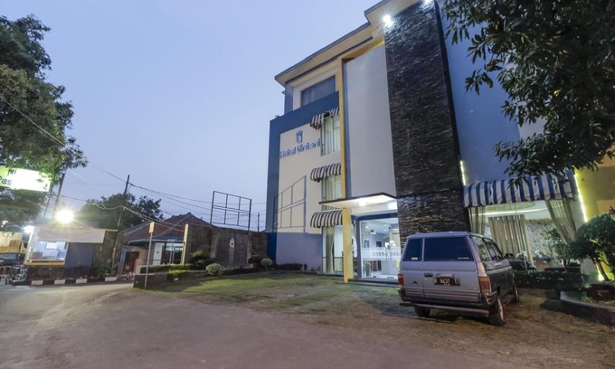 West Cirebon Hotel | RedDoorz Plus @ Tuparev Cirebon