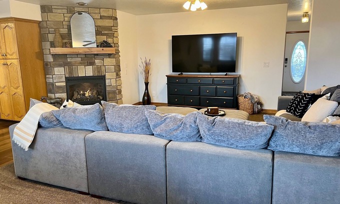 Spanish Fork House | RedHawk Retreat/nModern Hobby Farm Getaway