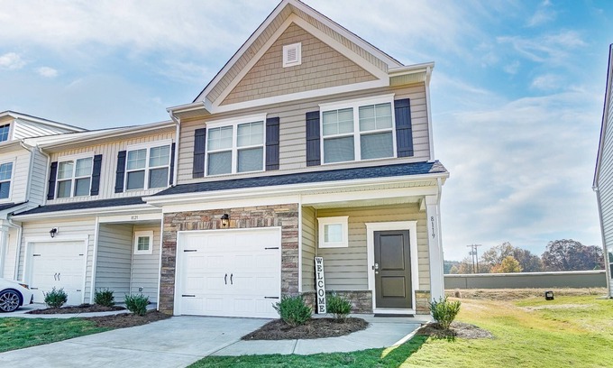 Terrell Condo | Reduced Price!!! - Just 5 mins. from Lake Norman - Community Pool - Fire pit - BBQ - Garage