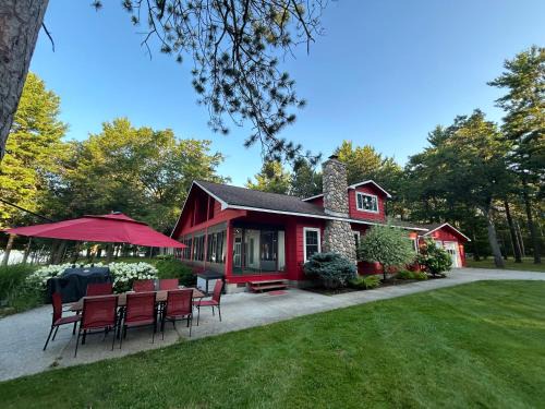 Oscoda House | Redwood Retreat by the Lake