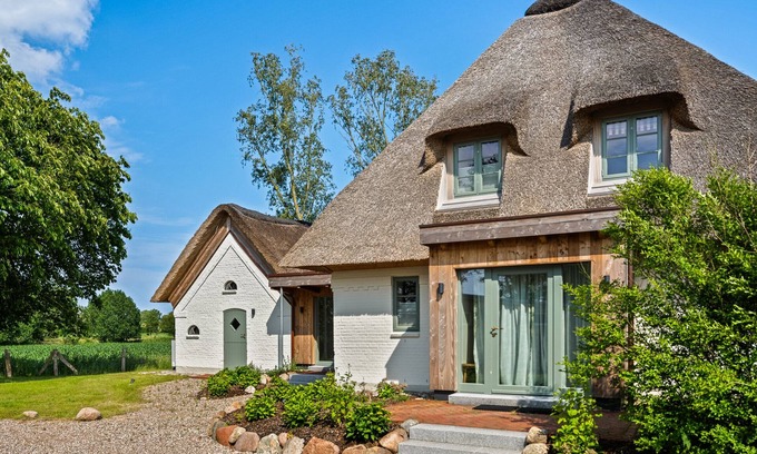 Dorphof House | ReetCottage - secluded location, large garden, wood-burning stove, 2 shower baths, 2 parking spaces