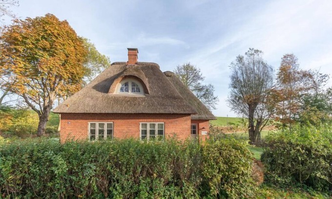Tetenbull House | reetgedecktes Ferienhaus mit Kachelofen