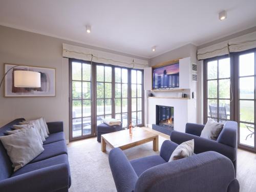 Dranske Villa | Reetland am Meer - LuxusPlus Reetdachvilla mit 4 Schlafzimmern, Außensauna, Loungebereich und Kamin H05