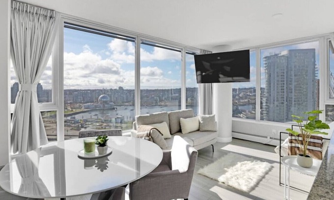 Crosstown Apartment | Refreshing & New 2-BR Downtown Vancouver Condo