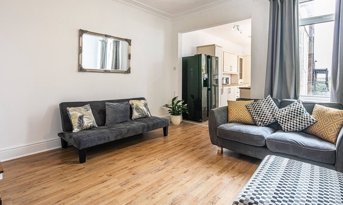 Rotherham House | Regent House - Newly refurbished modern 4 bed house on a quiet residential street, with garden, l...