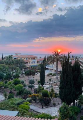 Old Town Apartment | Regina Gardens Sunset with Fast Free Wi-Fi and Late Check-Out