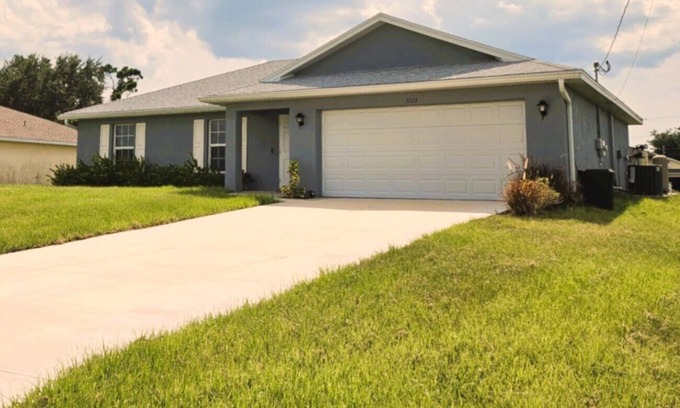 Jacarandas House | Relax and Recharge in Beautiful and comfortable cozy Cape Coral home!