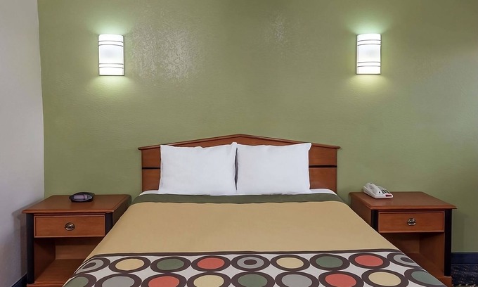 Austin Ave. Hotel | Relax and Recharge in Knights Inn Franklin Ave Waco! Pet-friendly, Free Parking