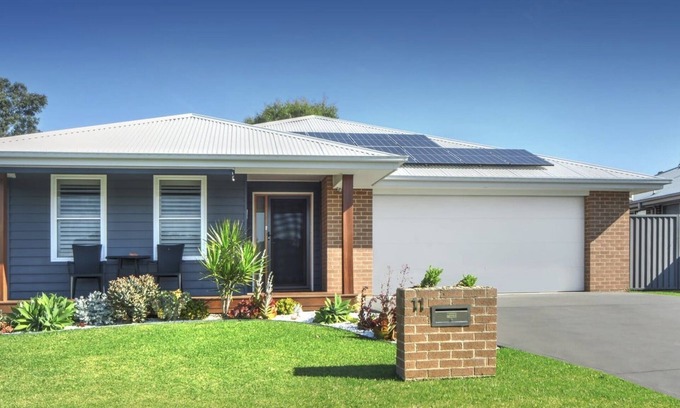 Vincentia House | Relax and Revive in Vincentia/Jervis Bay - Luxurious 4br home with Spa and BBQ