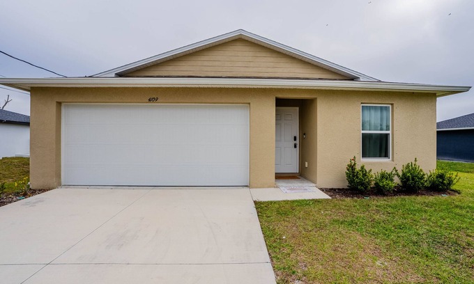 Jacarandas House | Relax and unwind in sunny Cape Coral!