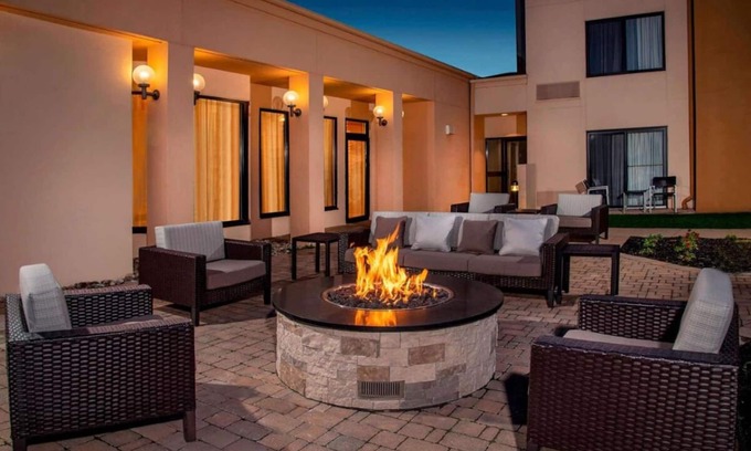 Newark Hotel | Relax and Unwind! Pet-Friendly Property, Onsite Pool, Free Parking