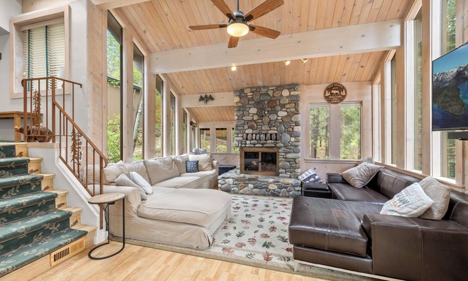 Truckee Cabin | Relax around the fireplace and enjoy a round of golf at Northstar this season!