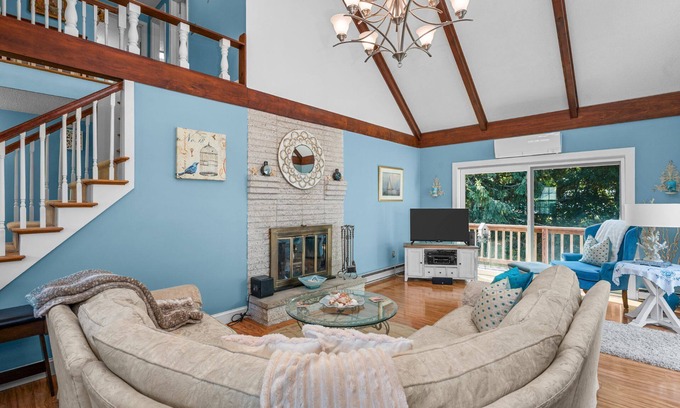 Centerville House | Relax at Centerville Pines 1 Mile to Beach, Linens & More