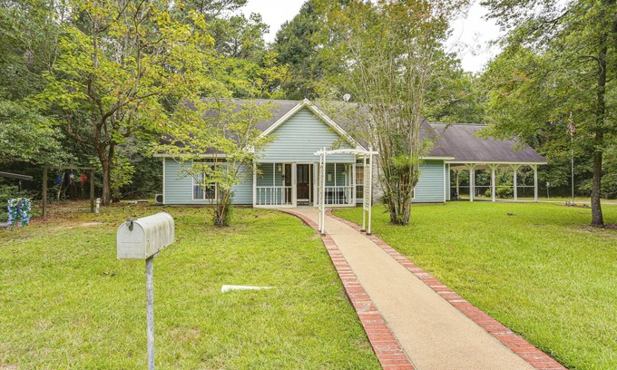 Hillister House | Relax By the Lake: Quiet East Texas Retreat
