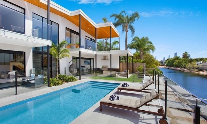 Broadbeach House | Relax, Chill, Enjoy and Luxury all comes in this Property!