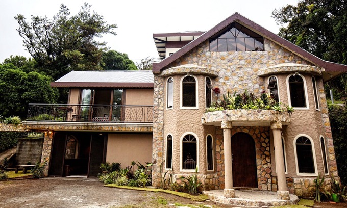 Monteverde Villa | Relax In Middle Of The Cloud Forest in an Amazing Villa with Amazing Views!