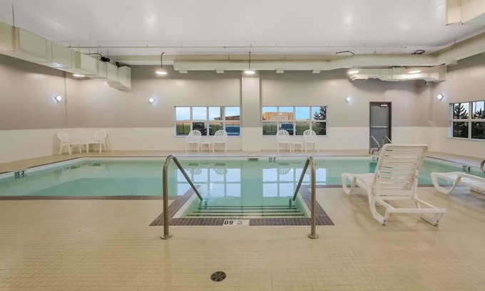 Calgary Hotel | Relax in Style: 4 Spacious Rooms, Indoor Swimming Pool and Free Shuttle