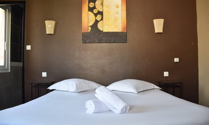 Sanary-sur-Mer Hotel | Relax in Style: Hotel with Private Parking | Near Musée Frédéric Dumas
