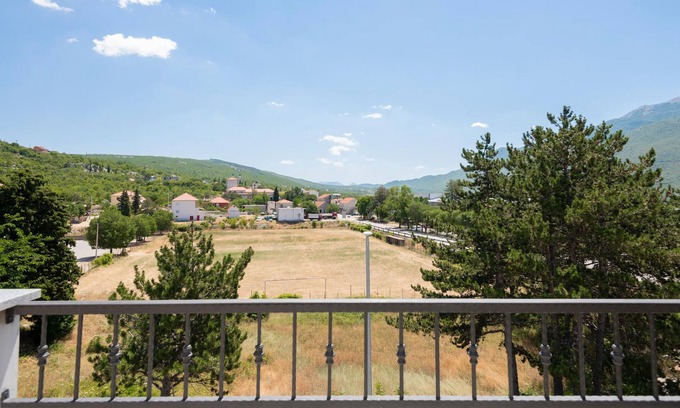 Zagvozd Apartment | Relax in the Dalmatian hinterland under the Croatian sun.