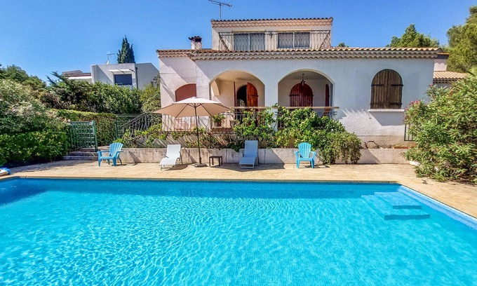 Bouzigues House | Relax in this vacation home surrounded by pine forests and a wonderful view of the Etang de Thau.