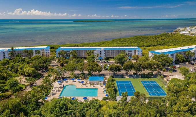 Monroe County Condo | Relax in your one bedroom Oceanfront Suite in Tavernier FL. Florida Keys.