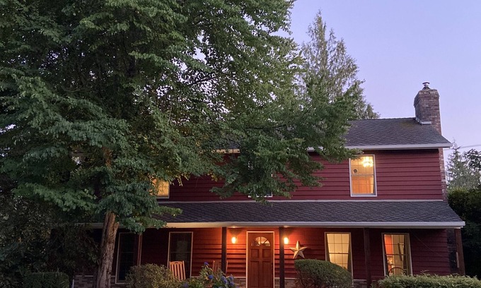 Sultan House | Relax on the Ranch….HOT TUB, SHEEP