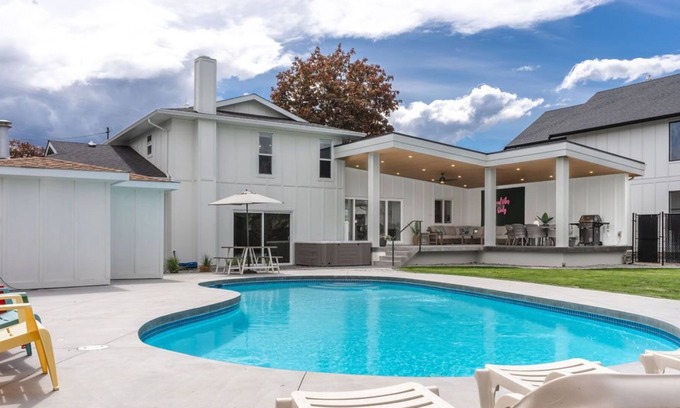 South Pandosy House | Relax, Sip & Stay: Pool, Hot Tub, Bar, Close to DT