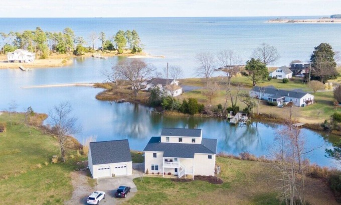 White Stone House | Relax Waterfront Hot Tub, Game Room, Frisbee Golf
